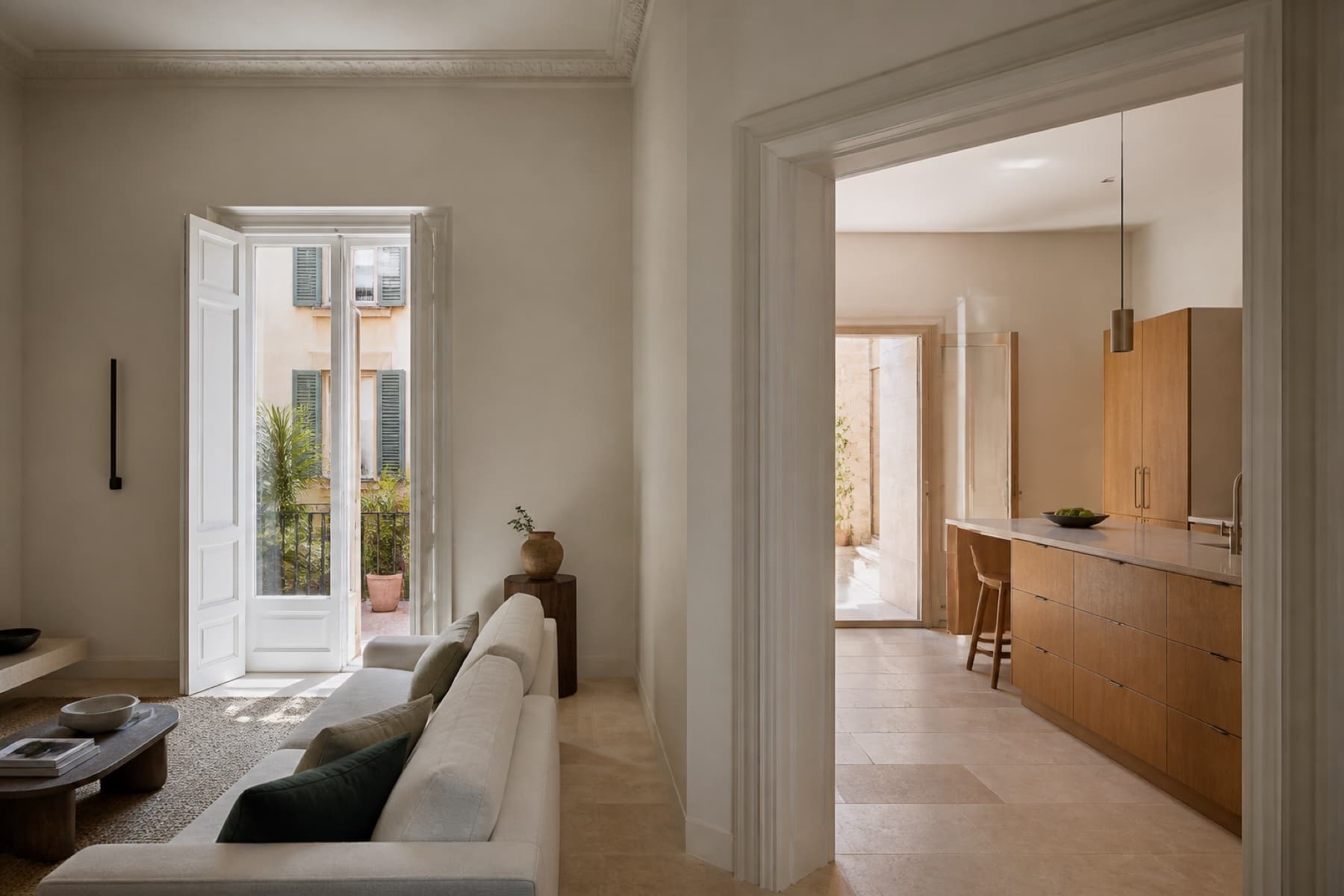 Vivienda mediterránea reformada con cocina de madera y luz natural
